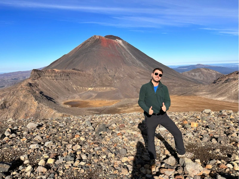 Mann während des Tongariro Crossings