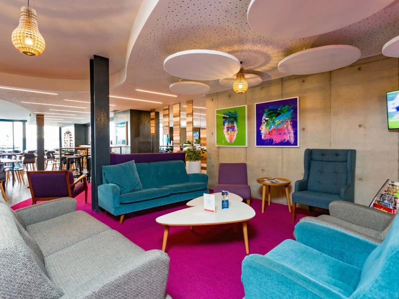 Gemütliche Sessel und Sofas im Restaurant in Christchurch, Neuseeland