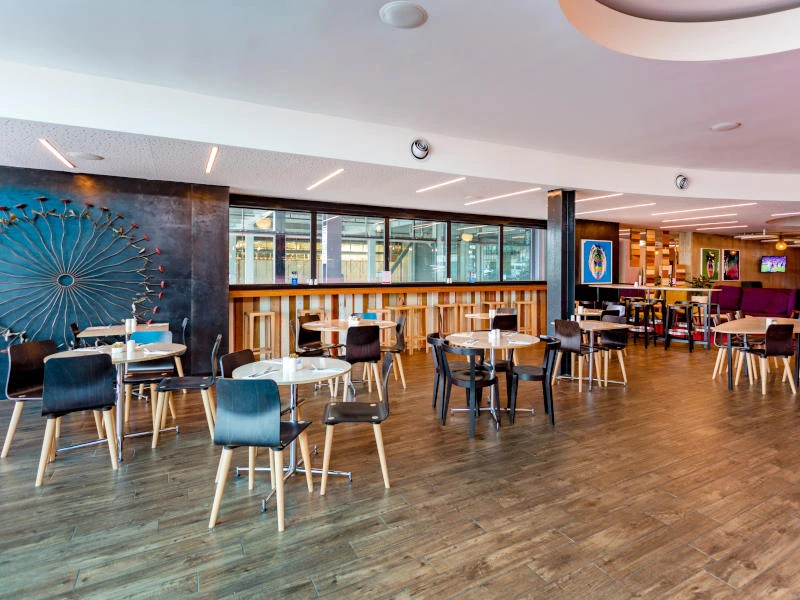 Große Hotelbar mit vielen Tischen in Christchurch, Neuseeland