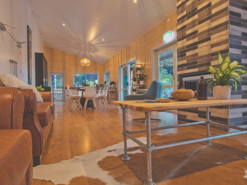 Wohnzimmer mit Sesseln in der Lodge in Tutukaka in Neuseeland