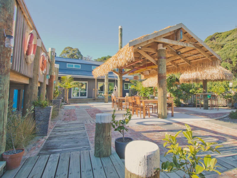 Große Terrasse in der Lodge Unterkunft in Tutukaka in Neuseeland