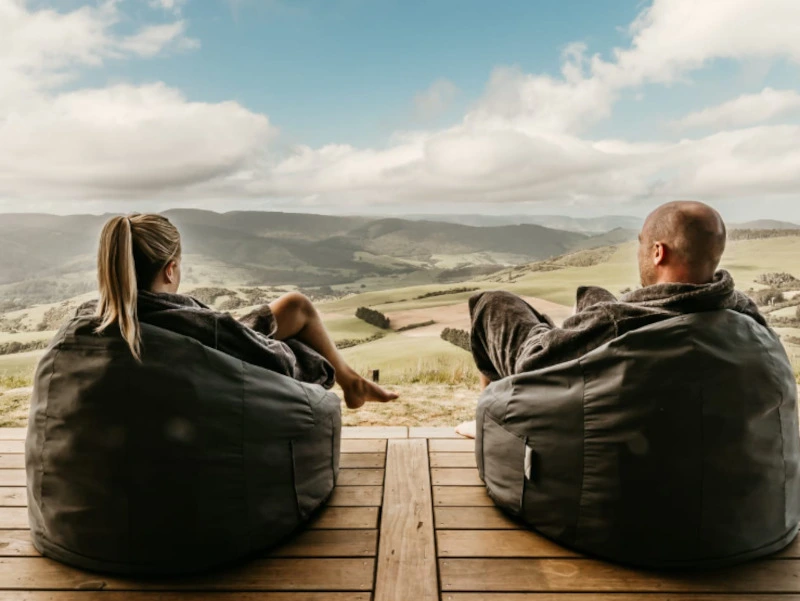 Paar entspannt sich auf der Terrasse in den Catlins, Neuseeland