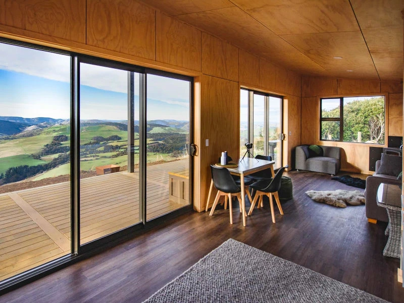 Großes Wohnzimmer mit schöner Aussicht über die Catlins in Neuseeland