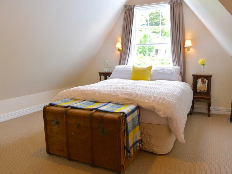 Bett in hellem Zimmer in Akaroa in Neuseeland