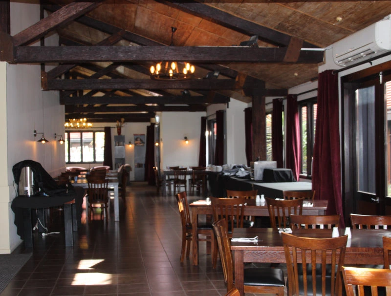 Uriges Hotelrestaurant im Tongariro Nationalpark in Neuseeland