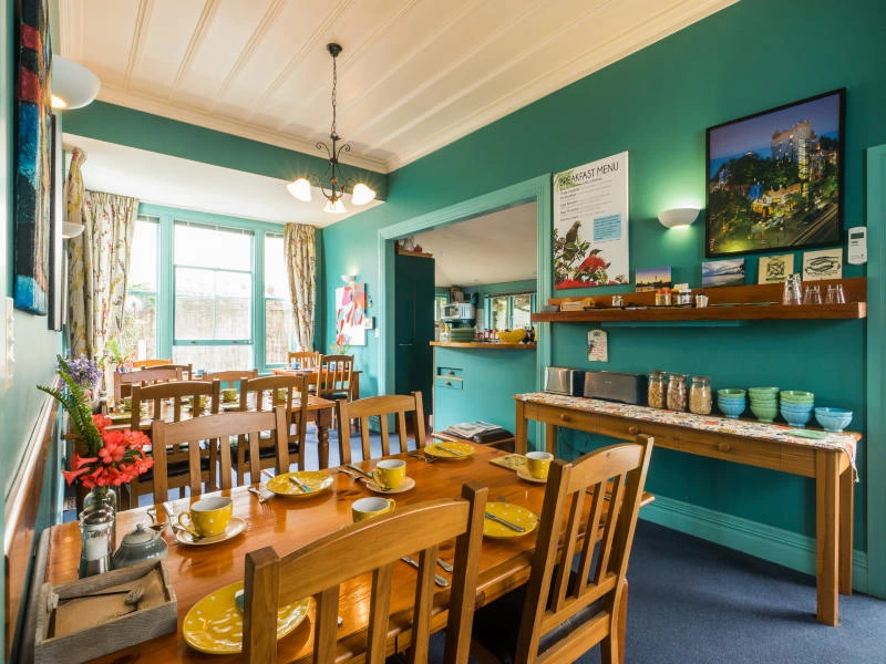 Freundlicher Frühstücksraum im B&B