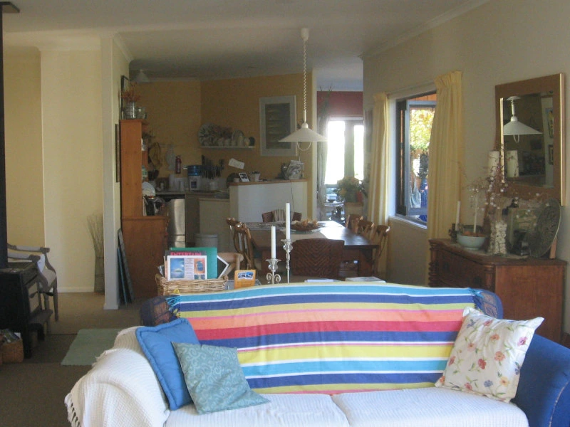 Wohnzimmer mit Sofa im B&B, Coromandel, Neuseeland
