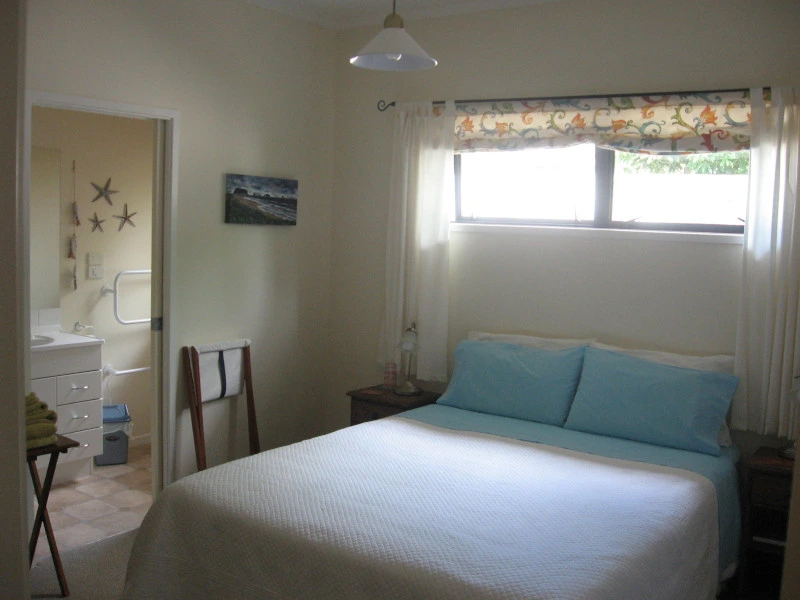 Gemütliches Schlafzimmer mit angrenzendem Badezimmer im B&B, Coromandel, Neuseeland