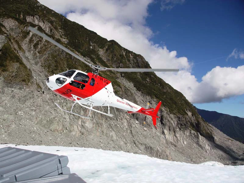 Helikopter fliegt über den Gletscher in Neuseeland.