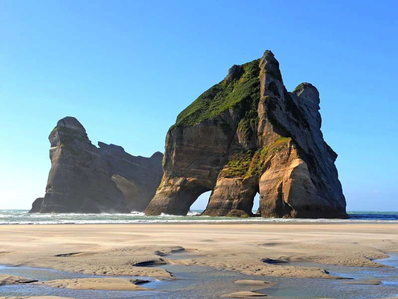 Felsen am Strand in der Golden Bay in Neuseeland
