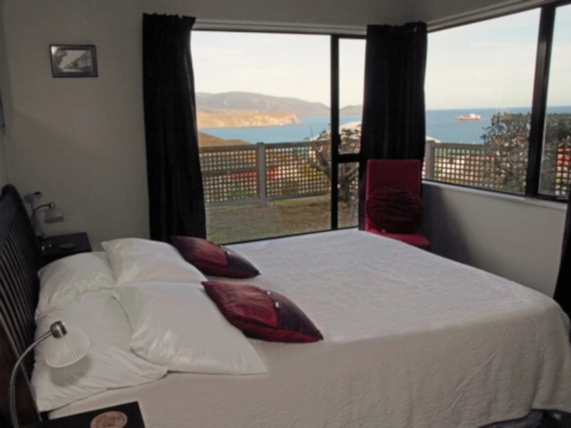 Hotelzimmer mit Blick auf Wellington und das Meer in Neuseeland