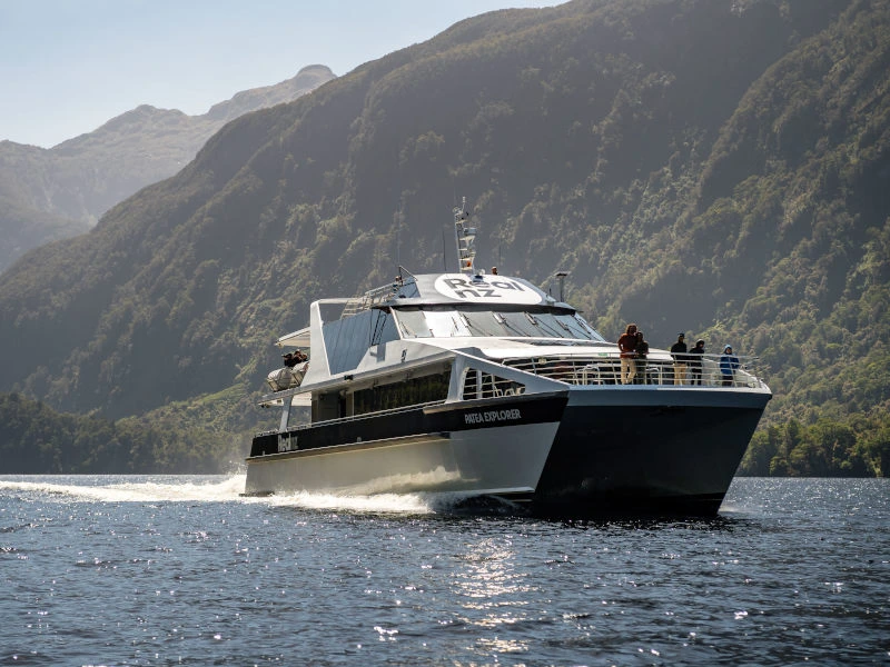 Boot fährt für eine Tagestour durch den Doubtful Sound in Neuseeland.