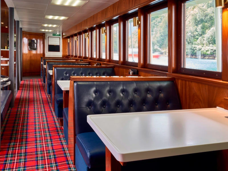 Tische mit Bänken an Bord auf der Tour durch den Doubtful Sound in Neuseeland