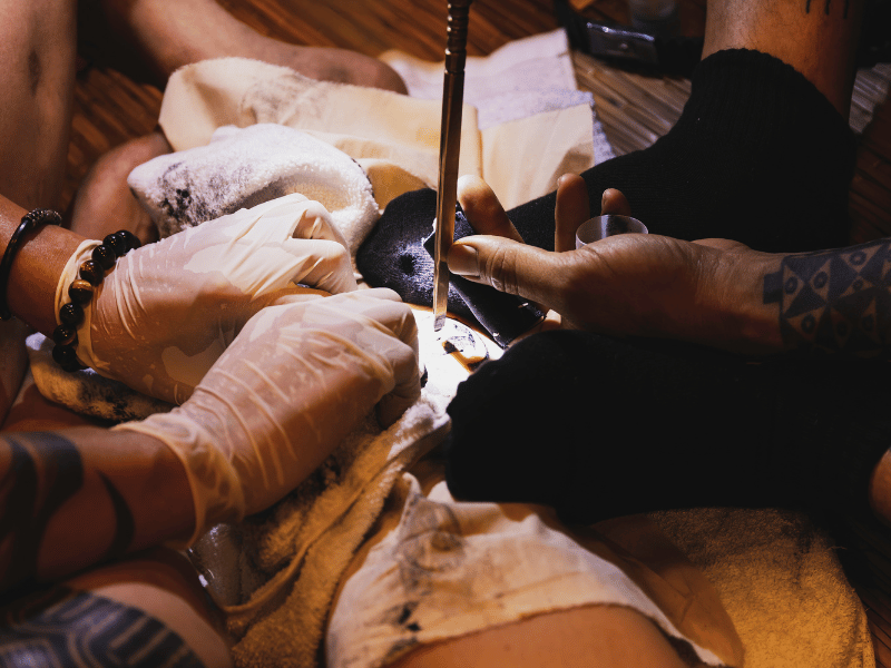 Beim Maoritattoo stechen in Neuseeland