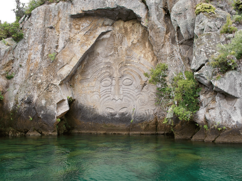 Felschnitzereien in Taupo, Neuseeland