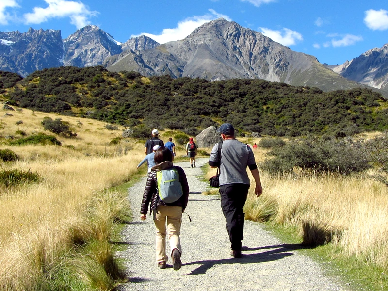 Pärchen wandert am Fuße des Mount Cook, Neuseeland