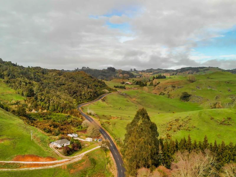 Hügelige grüne Landschaft in Waitomo, Neuseeland