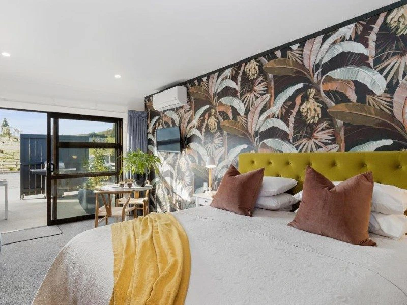 Modernes Hotelzimmer mit angrenzender Terrasse in Waitomo, Neuseeland