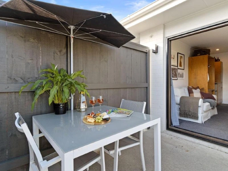 Gedeckter Tisch auf Hotelterrasse in Waitomo, Neuseeland
