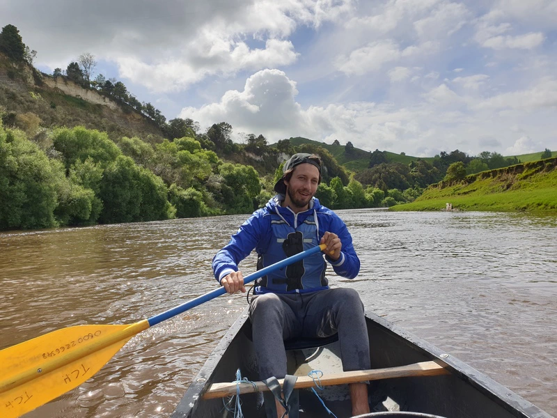 Mann paddelt durch Whanganui River in Neuseeland.