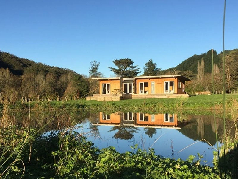 Außenansicht des Hotels hinter einem See in Whanganui, Neuseeland