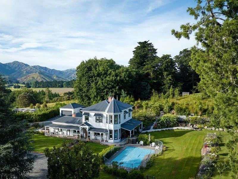 Außenansicht des Hotels om Kaikoura aus der Vogelperspektive