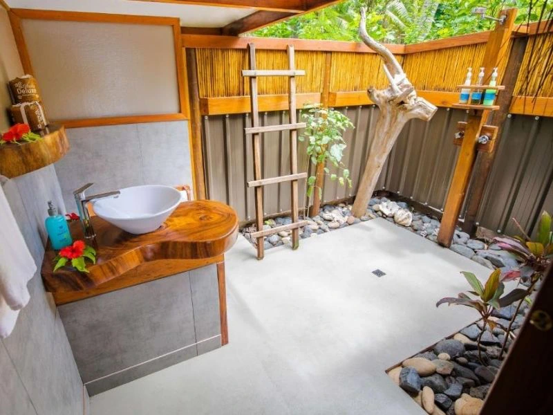 Badezimmer aus Holz und Stein im Bungalow auf den Yasawa Inseln, Fidschi.
