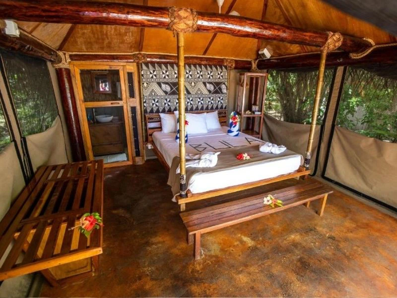 Himmelbett im Bungalow auf den Yasawa Inseln, Fidschi