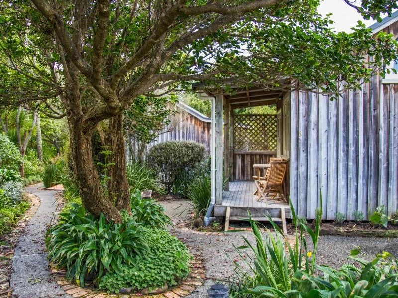 Cottage im grünen Garten in Hahei, Neuseeland