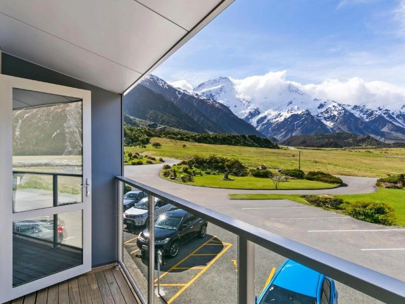 Balkon am Hotelzimmer mit Blick auf den Mount Cook in Neuseeland