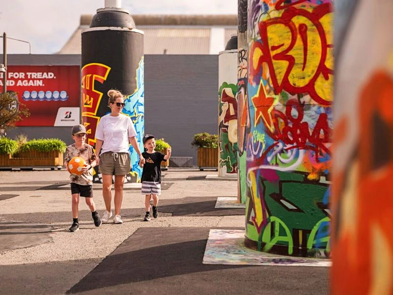 Familie läuft durch Christchurch in Neuseeland.