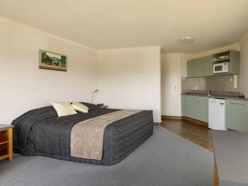 Gemütliches Hotelzimmer mit Kitchenette auf Stewart Island in Neuseeland