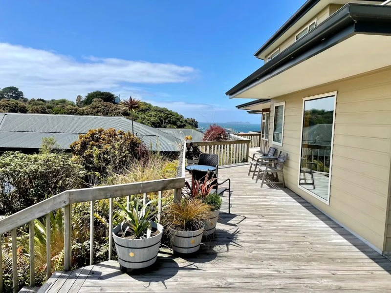 Holzbalkon am Hotel auf Stewart Island in Neuseeland