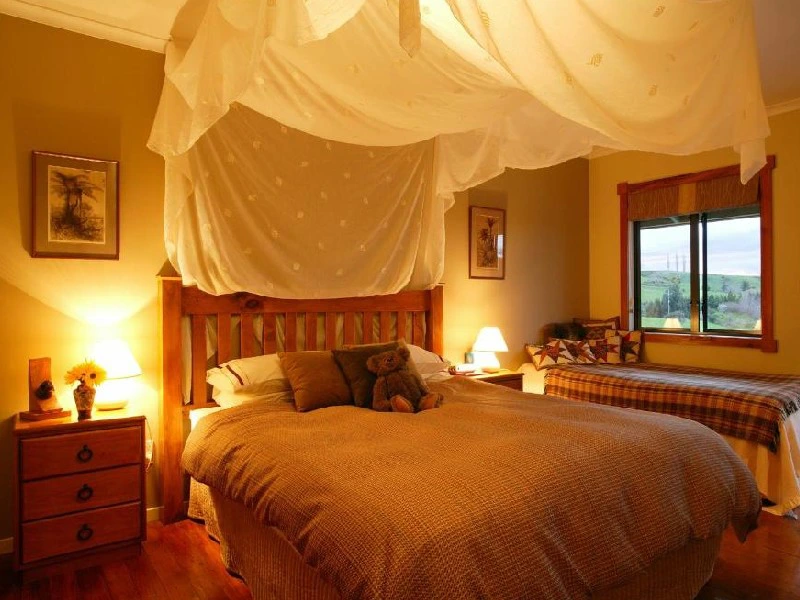 Hotelzimmer mit Bett mit Himmel in Waitomo, Neuseeland