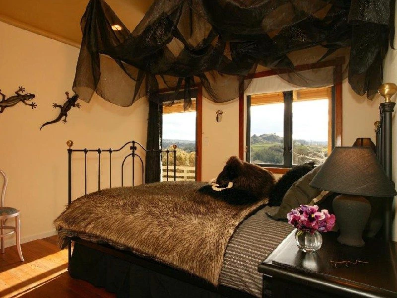Hotelzimmer mit Bett mit Himmel in Waitomo, Neuseeland