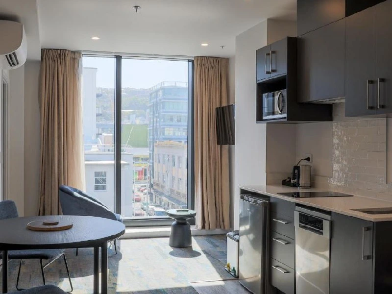 Kitchenette im Hotelzimmer mit schönem Ausblick auf Wellington in Neuseeland