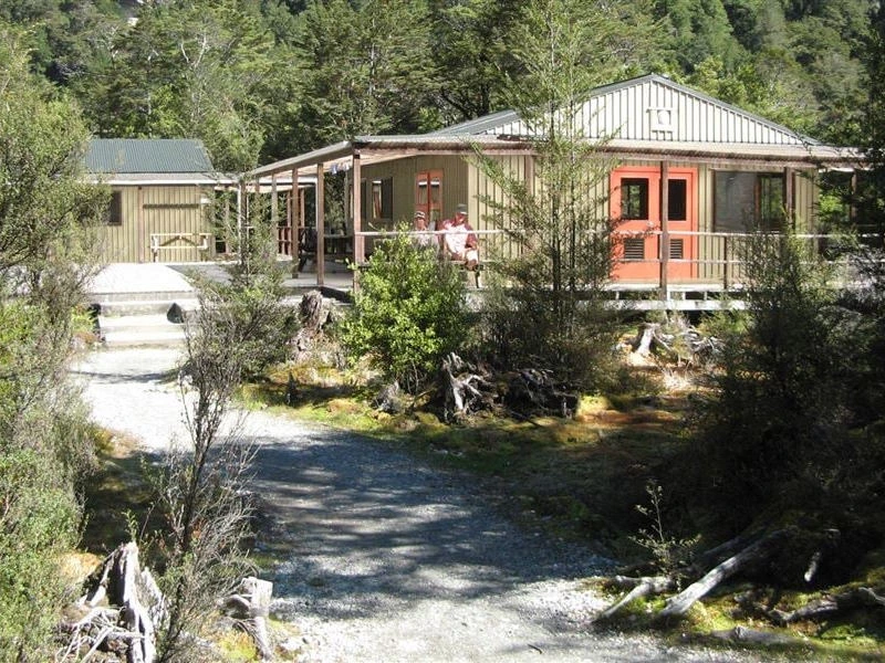 Weg zu einer Hütte auf dem Milford Track in Neuseeland