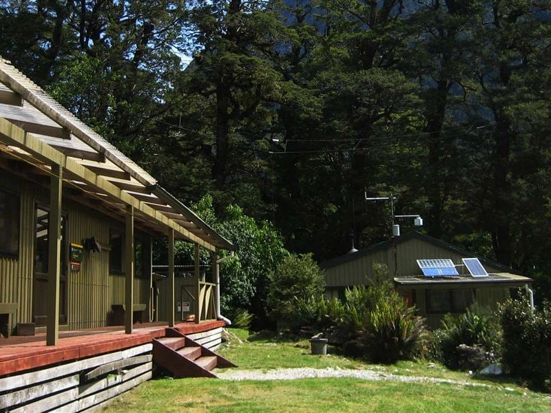Außenansicht einer Hütte auf dem Milford Track in Neuseeland