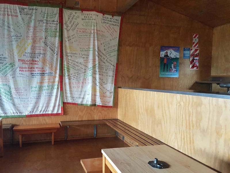 Speisesaal auf einer Tracking Hütte auf dem Routeburn Track in Neuseeland