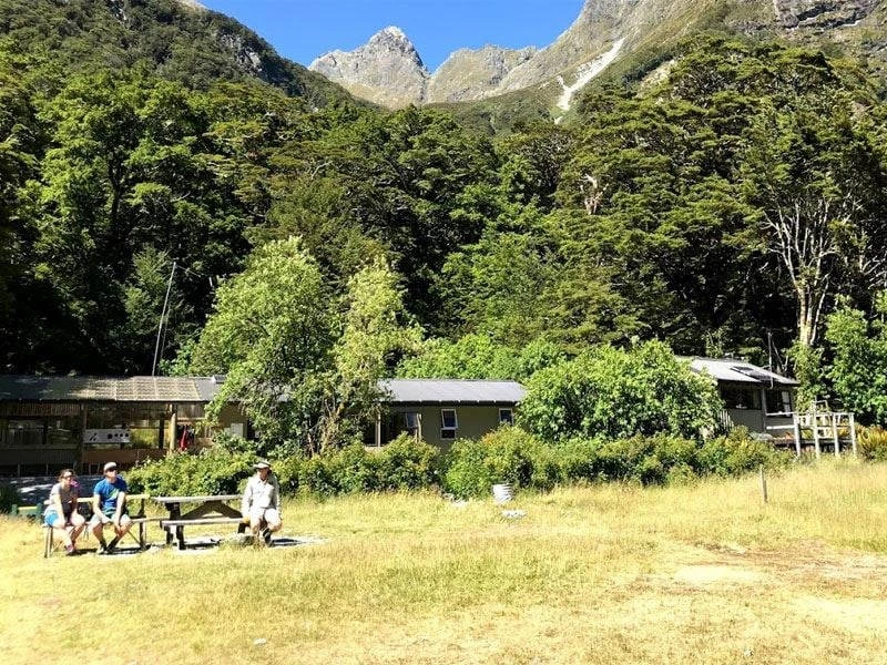 Tolle Aussicht von der Hütte auf dem Routeburn Track in Neuseeland