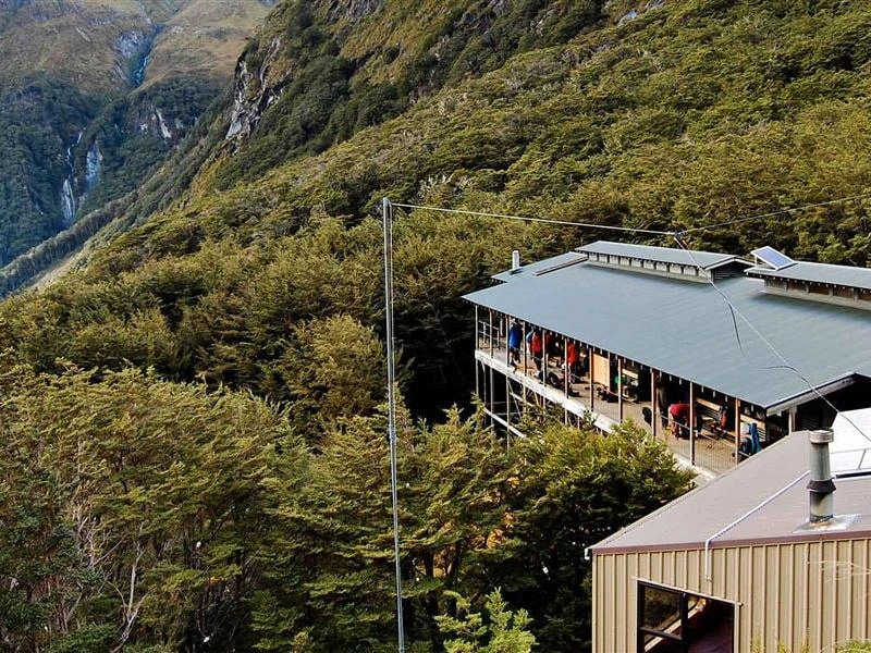 Außenansicht der Howden Hütte auf dem Routeburn Track in Neuseeland