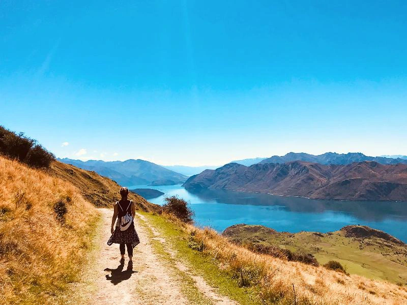 Frau auf einem Wanderweg am Lake Wanaka in Neuseeland