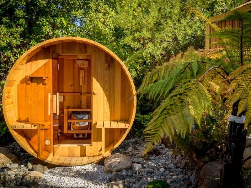 Außenansicht einer wie ein Fass geformten Unterkunft in Te Anau, Neuseeland
