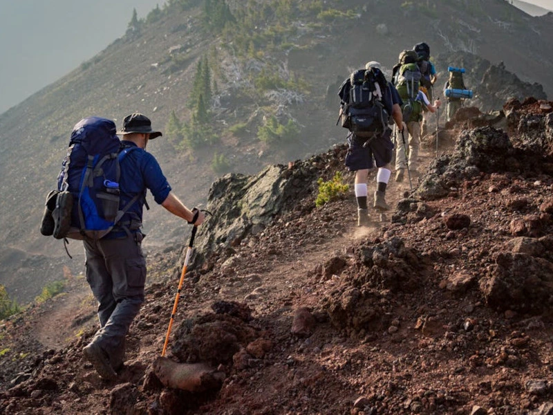 Wandergruppe die einen Vulkan erklimmt