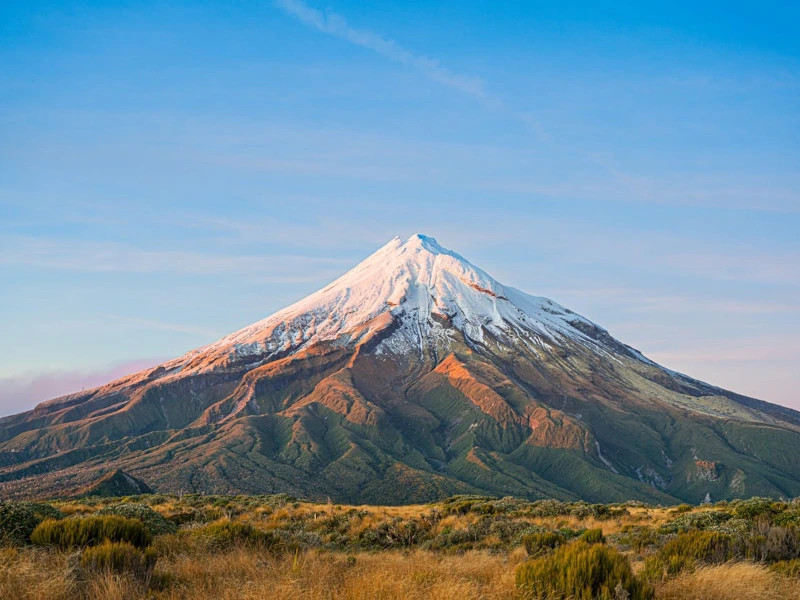 Ein mit schnee bedeckter Vulkan in Neuseeland