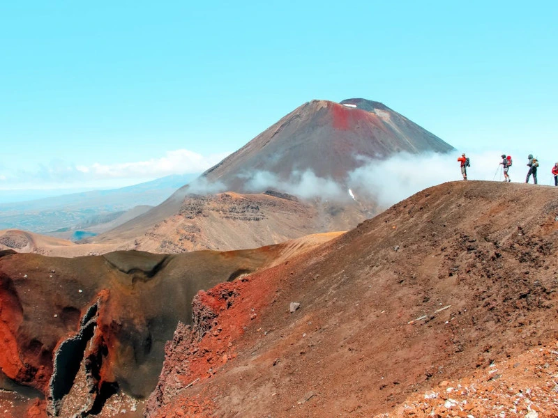 Wandergruppe die Vulkane in Neuseeland erkunden