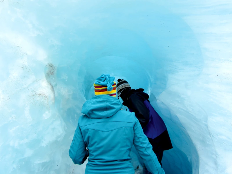 Touristen im Eistunnel