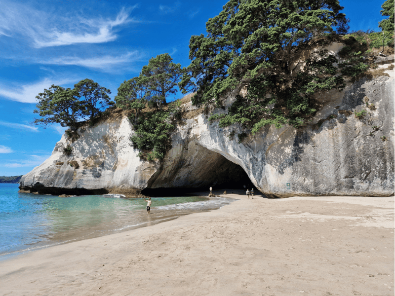 Blick auf die Cathedral Cove vom Strand