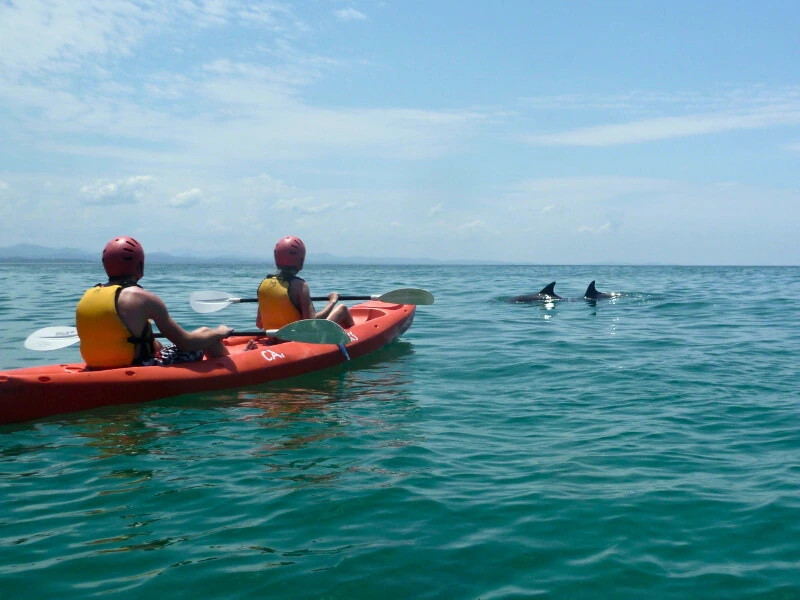 Touristen in einem Kajak