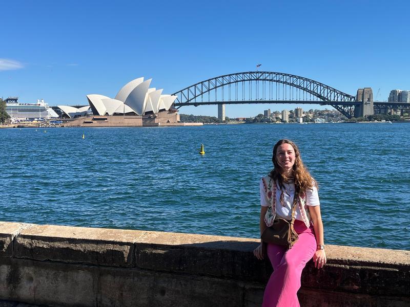 Touristin in Sydney vor der Harbour Bridge